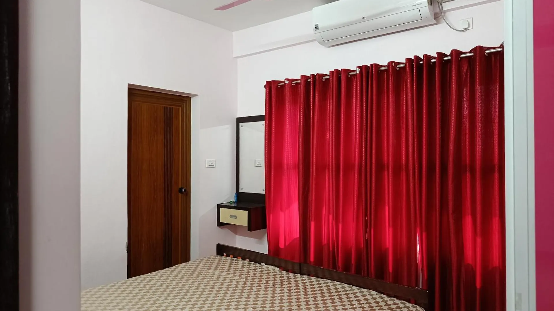 2 Bhk Furnished Flat - 200 M To Guruvayur Temple - For Families Only Διαμέρισμα 0*,  Ινδία